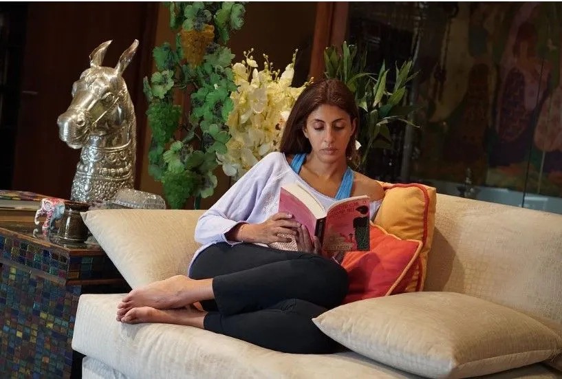 এই ঘরটি তুলনামূলকভাবে উষ্ণ ও অন্তরঙ্গ। মুঘল ও পারস্য স্থাপত্যশৈলীর অনুপ্রেরণায় তৈরি ডোম-আকৃতির নকশা, হলুদ আলো আর কাঠের প্যানেলিং ঘরটিকে করে তোলে আরামদায়ক। সবুজ লুমিনাস চেয়ার ও নীয়ন কুশন, সঙ্গে পারিবারিক ছবি ও আধুনিক শিল্পকর্ম - সব মিলিয়ে এটি বিশ্রাম ও আড্ডার আদর্শ জায়গা।